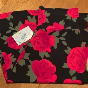 Azure black w/ red roses, Large NWT Lularoe Skirt